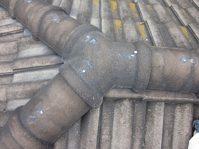 雨漏り原因のセメント瓦